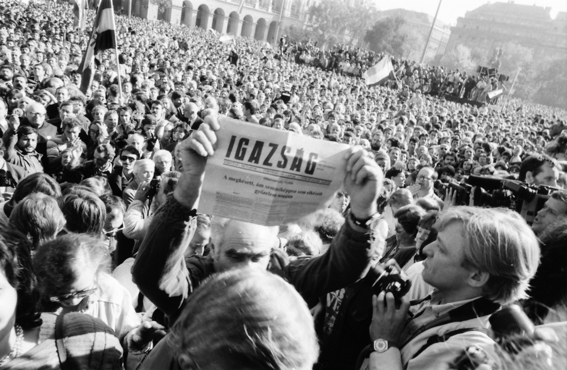 Kossuth Lajos tér, ünneplő tömeg 1989. október 23-án, a köztársaság kikiáltása alkalmával