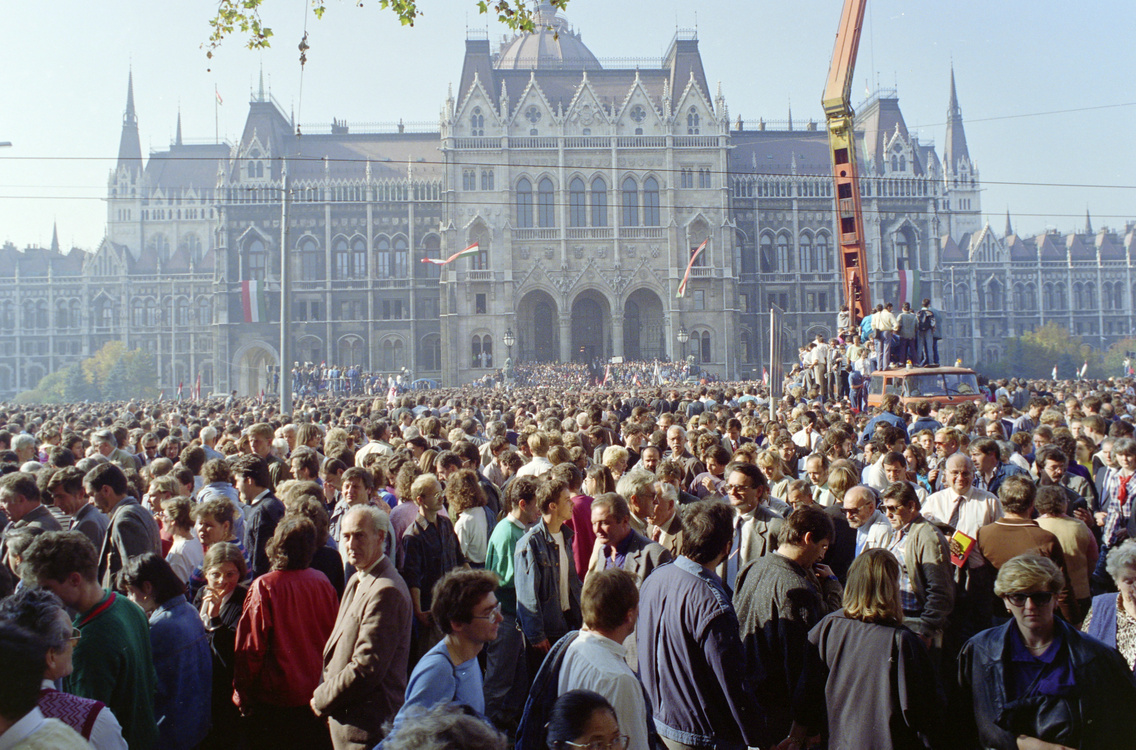 Kossuth Lajos tér, ünneplők 1989. október 23-án, a Magyar Köztársaság kikiáltásakor az Országház előtt