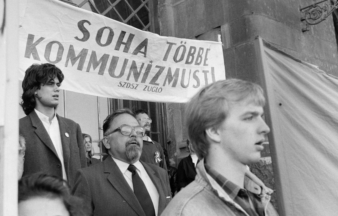 Műegyetem rakpart 9., Budapesti Műszaki Egyetem (később Budapesti Műszaki és Gazdaságtudományi Egyetem), az ünnepi megemlékezés résztvevői 1989. október 23-án a főbejárat előtt. Mécs Imre mögött balra Deutsch Tamás