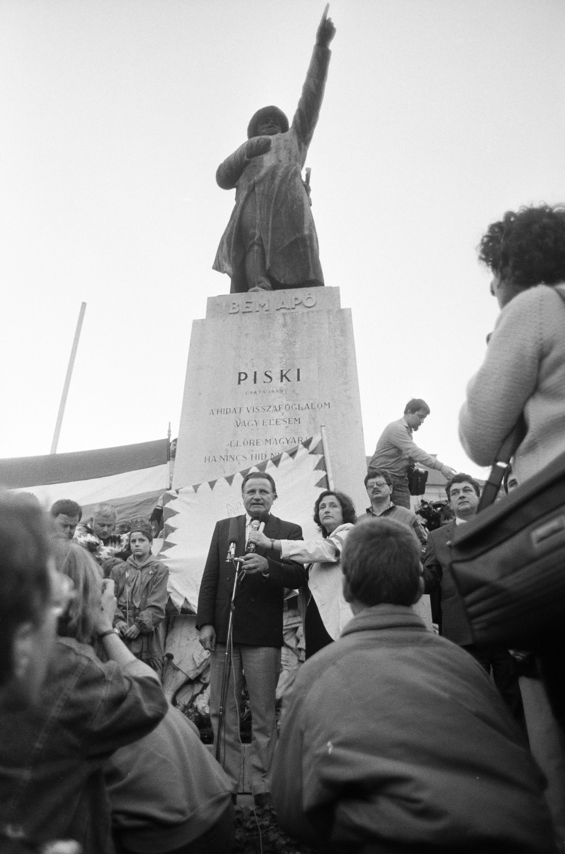 Bem József tér, ünnepi megemlékezés 1989. október 23-án. A Bem-szobor talapzatánál Für Lajos (ekkor a Magyar Demokrata Fórum köztársaságielnök-jelöltje) mond beszédet