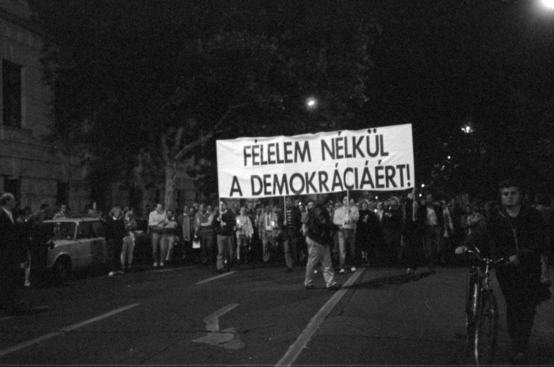 Az Alkotmány utca a Kossuth Lajos tér felől, balra az Igazságügyi Palota (ekkor a Néprajzi Múzeum és az MSZMP Párttörténeti Intézete). Az 1956-os eseményekre emlékező Kossuth Lajos téri nagygyűlésre vonuló ünneplők 1989. október 23-án