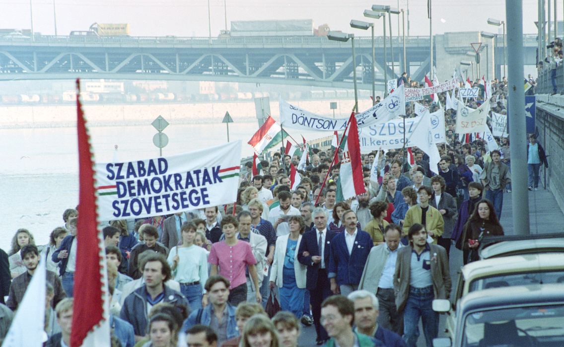 Budai alsó rakpart, a Műszaki Egyetemnél 1989. október 23-án tartott ünnepi megemlékezés résztvevői vonulnak a Bem József térre