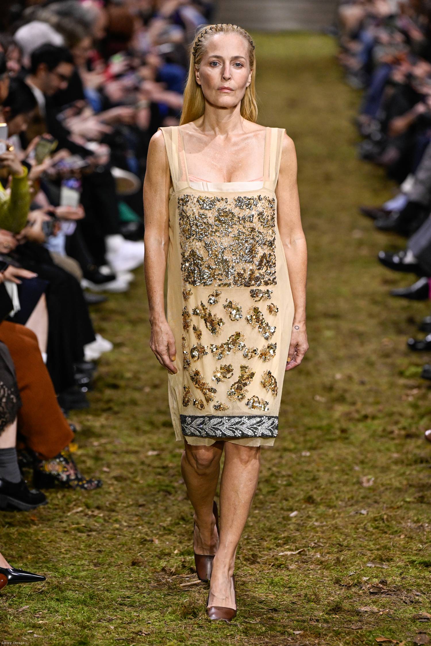 Gillian Anderson vérbeli modellként vonult végig idén márciusban a Paris Fashion Weeken. Getty Images Hungary