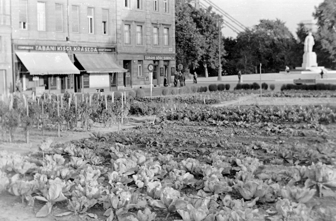 Döbrentei utca vége, háttérben Gömbös Gyula szobra, 1942