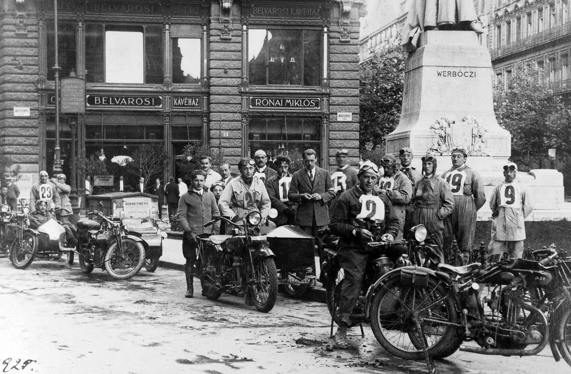 Ferenciek tere (Apponyi tér), a Magyar Túraút startja, 1925
