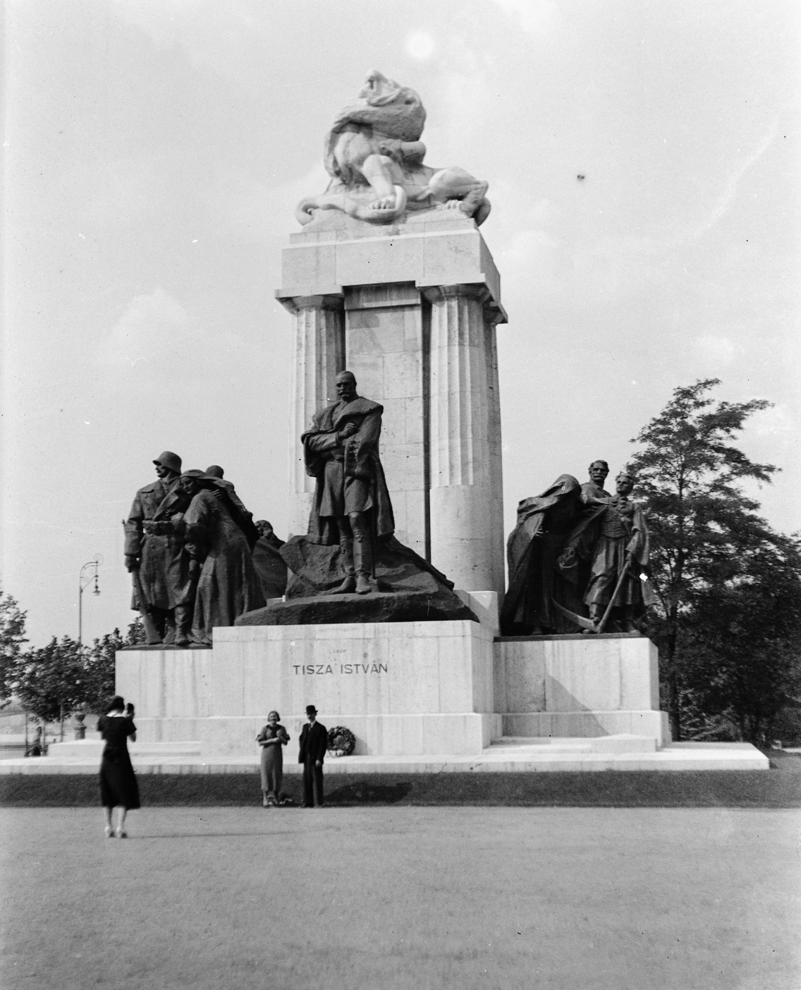 Kossuth Lajos tér, gróf Tisza István szobra (Zala György, Orbán Antal 1934.), 1938
