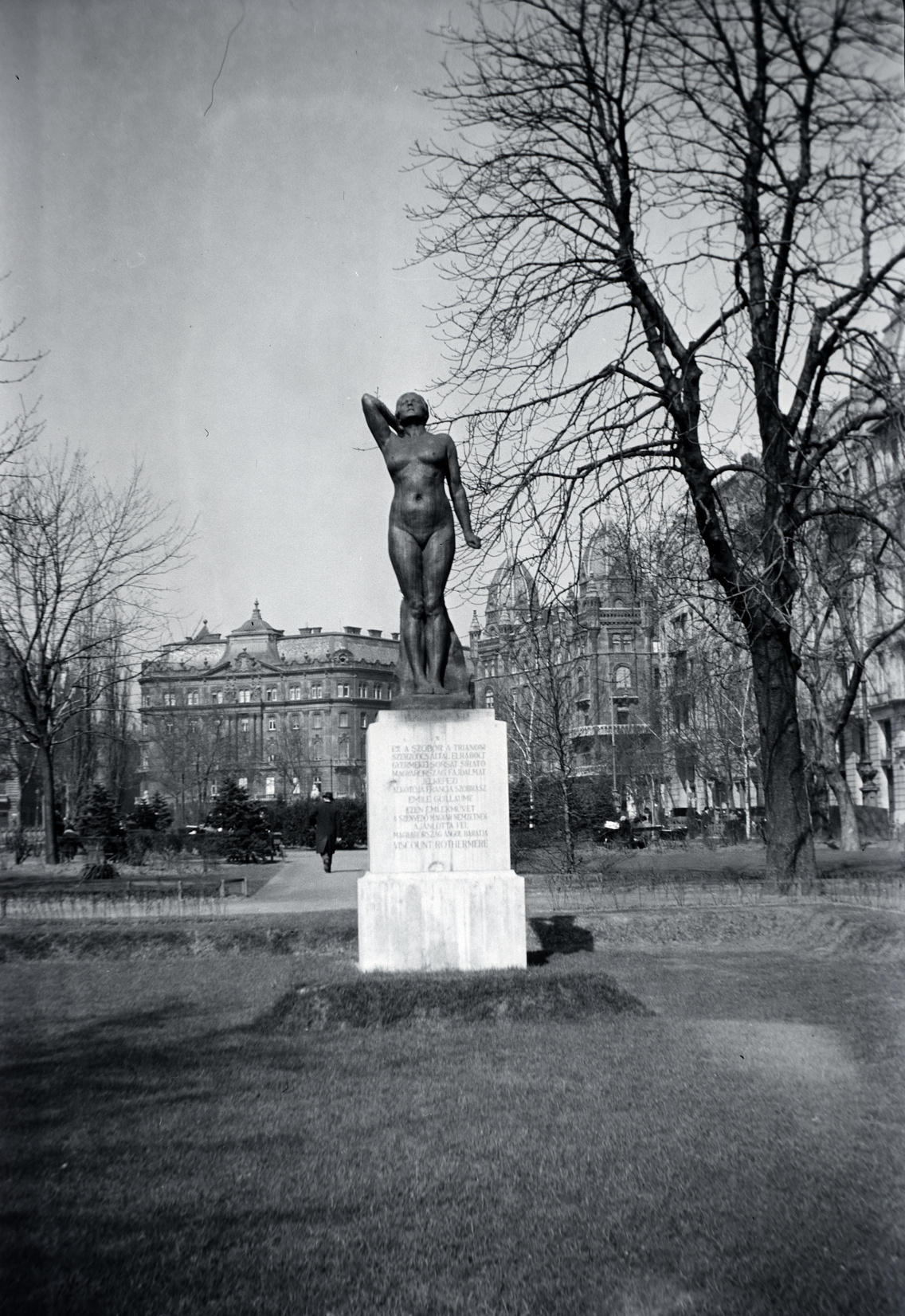 Szabadság tér, a Magyar Fájdalom szobra (Emile Guillaume, 1932.), 1936