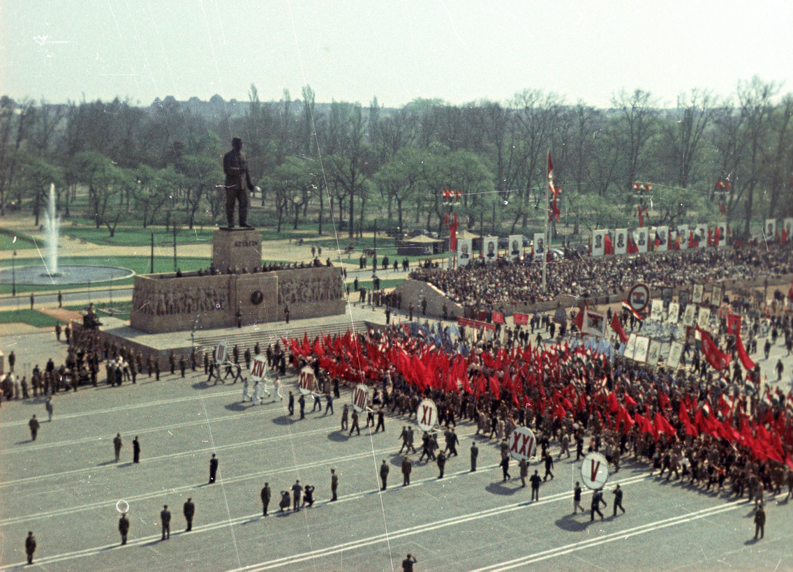 Ötvenhatosok tere (Sztálin tér), május 1-i felvonulás, Sztálin-szobor, 1955
