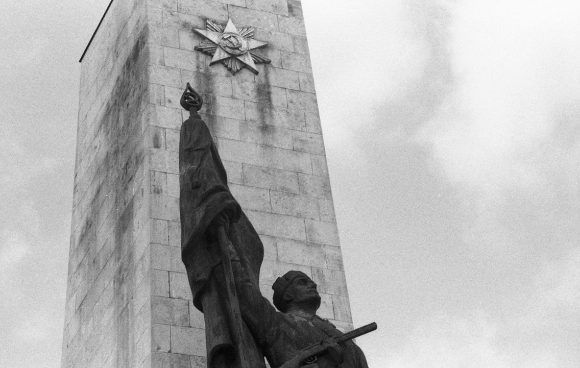A Felszabadulási emlékmű (Kisfaludi Strobl Zsigmond) „Felszabadító szovjet katona” mellékalakja, 1988
