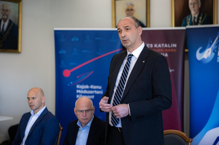 Prof. dr. Sterbenz Tamás, a TF rektora házigazdaként köszöntötte a jelenlévőket