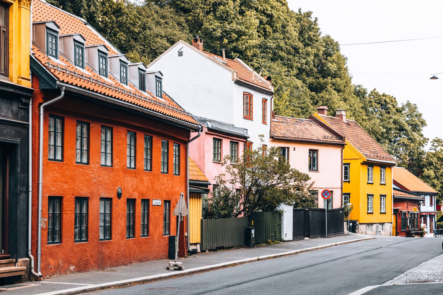 Oslo óvárosi része, az úgynevezett Gamlebyen, a város történelmi gyökereit őrzi, ahol középkori romok és régi templomok között lehet sétálni.