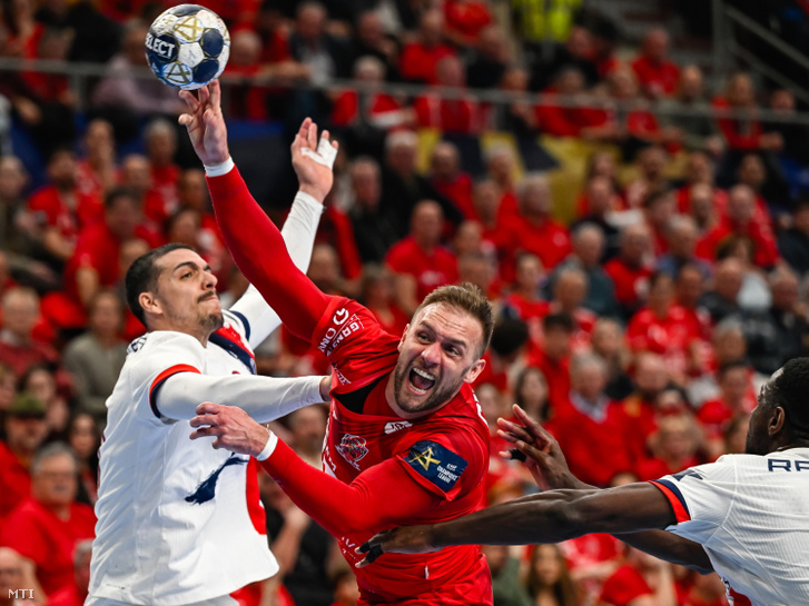 Luka Cindric, a One Veszprém HC (k), valamint Mathieu Grébille (b) és Karl Konan (j), a Paris Saint-Germain játékosa a férfi kézilabda Bajnokok Ligája negyedöntőjébe jutásért játszott One Veszprém HC – Paris Saint-Germain mérkőzésen a One Veszprém Arénában 2026. április 1-jén. A mérkőzést az One Veszprém HC nyerte 32–24-re.