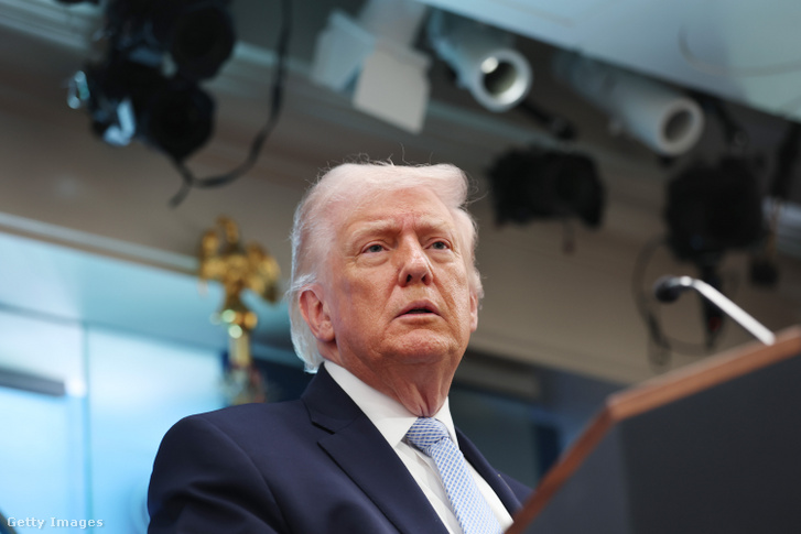 Donald Trump amerikai elnök sajtótájékoztatón vesz részt a Fehér Ház James S. Brady sajtótájékoztató termében 2026. április 6-án Washingtonban