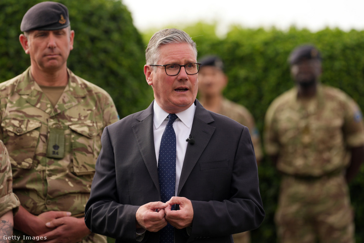 Keir Starmer brit miniszterelnök a Taif-i légitámaszponton tett látogatása során találkozik a légi személyzet tagjaival 2026. április 8-án, Szaúd-Arábiában