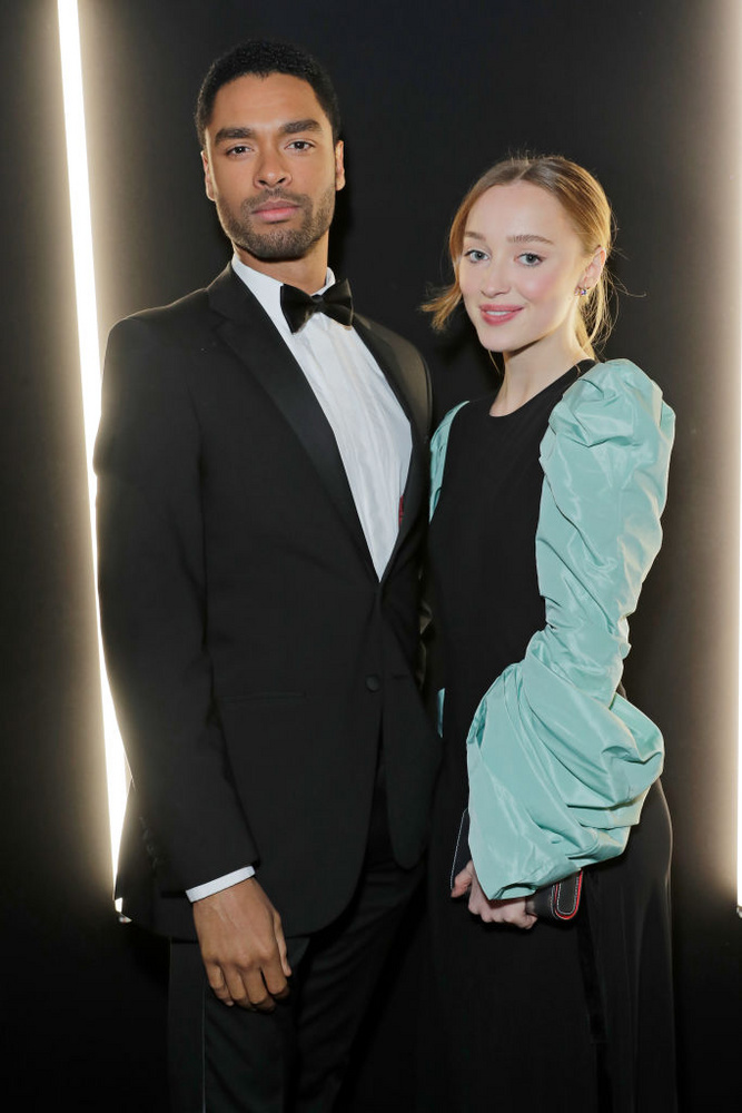 Phoebe DynevorPhoebe Dynevor 2021-ben beszélt arról, hogy a Netflix sikersorozatában, a Bridgertonban Regé-Jean Page-gel forgatott intim jeleneteket hogyan dolgozták ki