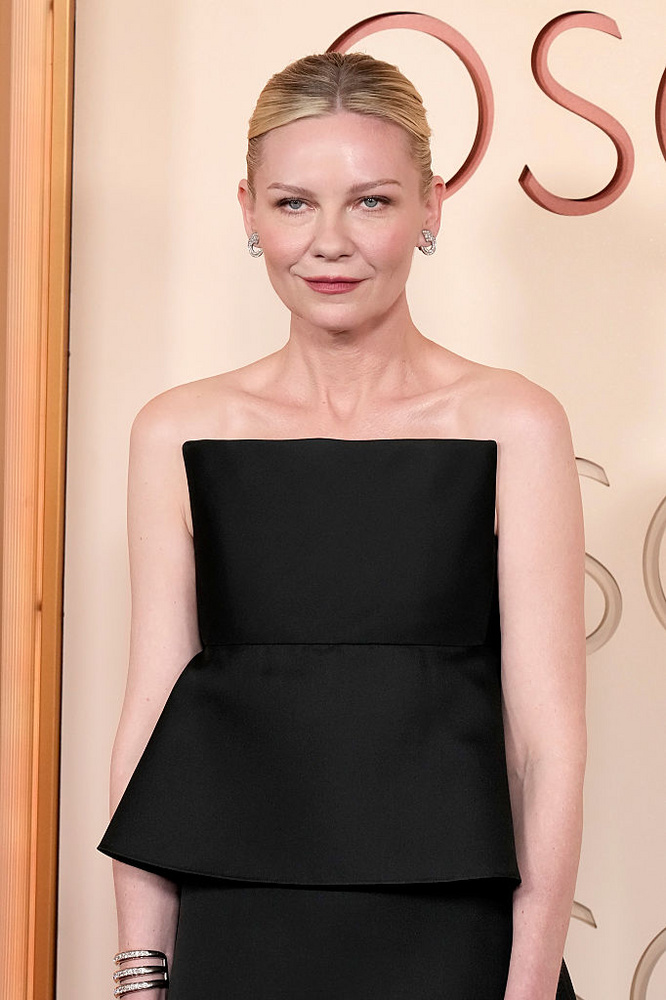 Kirsten DunstAmikor Kirsten Dunst Colin Farrell-lel forgatott egy intenzív szerelmi jelenetet a Csábítás című filmjükhöz, csak egy kérdés járt a fejében: „Végeztünk már?”A padlón fekszem, és letépik rólam a ruhákat” - magyarázta a színésznő
