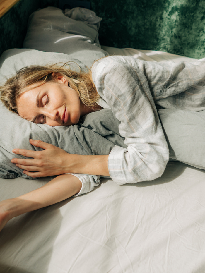 Egy orvos felfedte, ez az alvási póz drámai módon felgyorsíthatja az öregedést