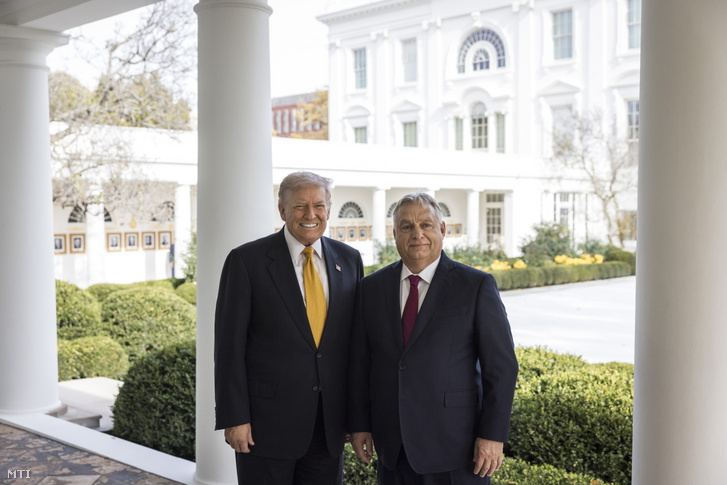 Donald Trump amerikai elnök (b) fogadja Orbán Viktor miniszterelnököt a washingtoni Fehér Házban 2025. november 7-én