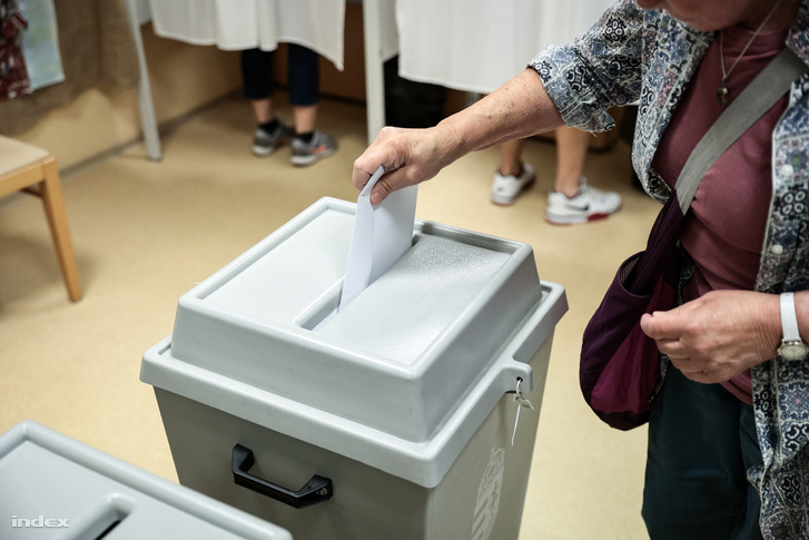 Egy nő leadja szavazatát 2024. június 9-én