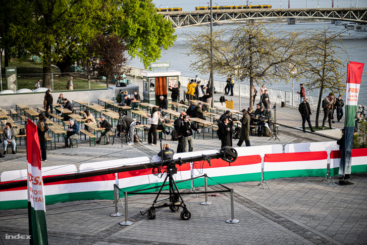 Várakozó hangulat a Fidesz eredményváróján