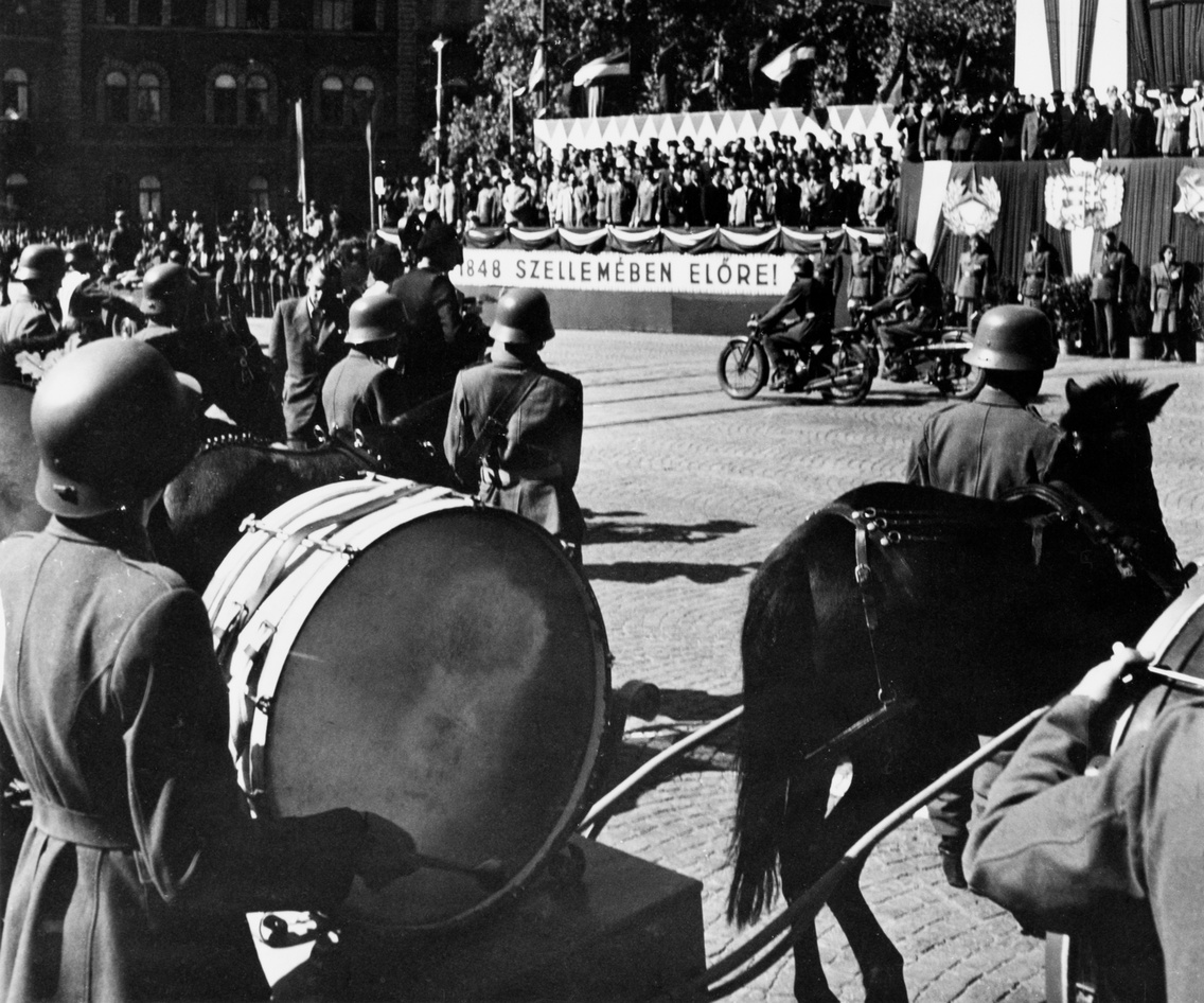 A Magyar Honvédség egységei elhaladnak a kormánytagok és a külföldi katonai delegációk tribünje előtt a Honvéd-hetet záró díszszemlén
