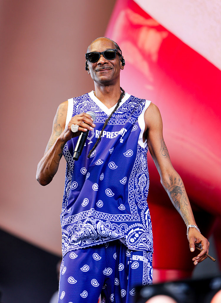 Snoop DoggAz 54 éves rapper hozta a tőle megszokott laza stílust ezzel a kék ujjatlan szettel.