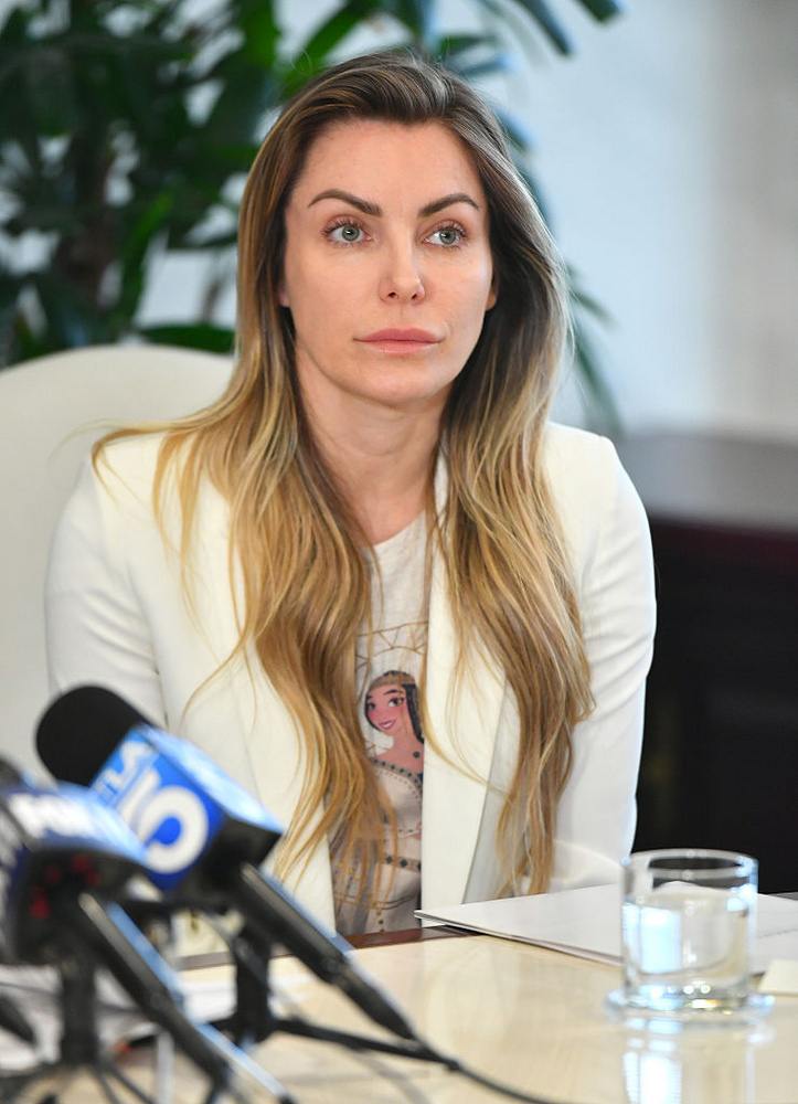 Crystal HefnerHugh Hefner harmadik felesége 2016-ban osztotta meg nyilvánosan a saját történetét, amivel a mellimplantátumok veszélyeire irányította rá a figyelmet