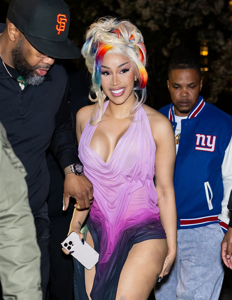 Cardi BCardi B egy 2018-as interjúban elmondta, hogy még híressé válása előtt illegális fenékinjekciókat kapott egy pincében, Queensben