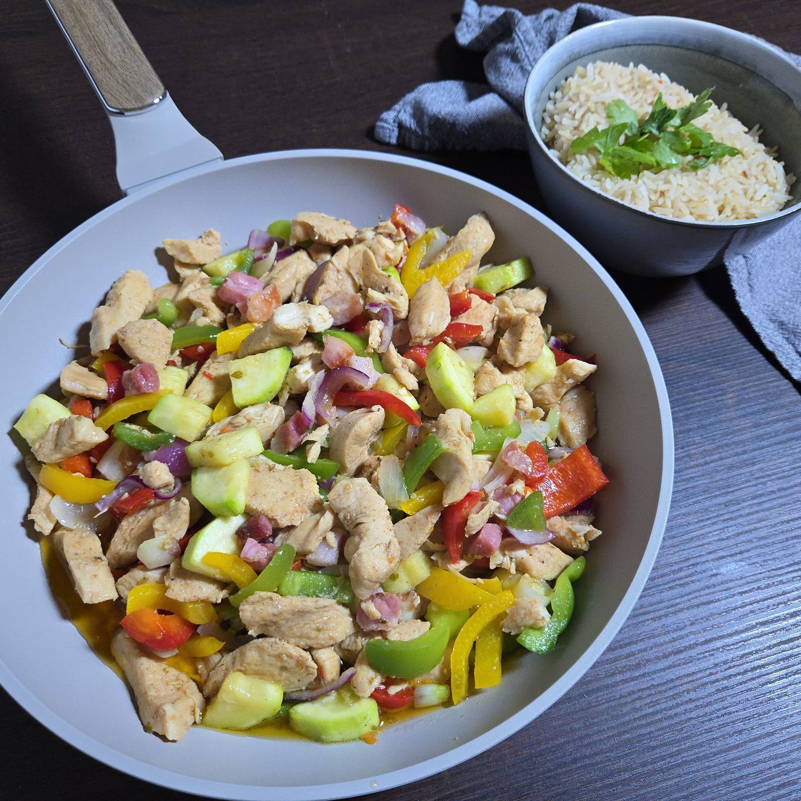 Serpenyős csirkés cukkini.