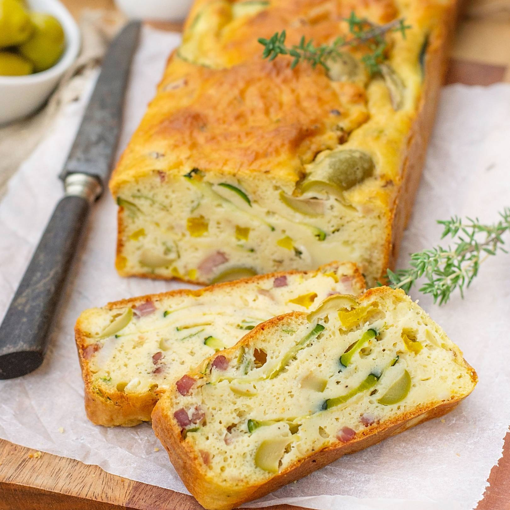 Cukkinikenyér olajbogyóval, sonkával és sajttal.