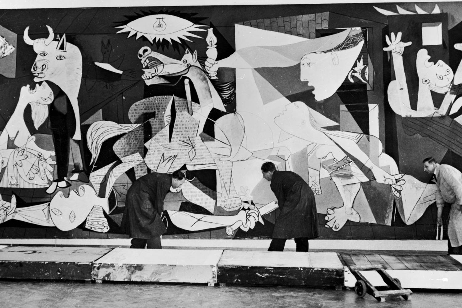 Pablo Picasso talán leghíresebb festményét, a Guernicát 1956. július 12-én egy kiállításra installálják fel az amszterdami Városi Múzeumban.