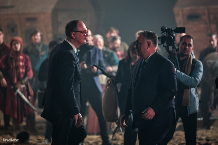 Káel Csaba és Orbán Viktor a Hunyadi című sorozat forgatásán 2025. január 30-án