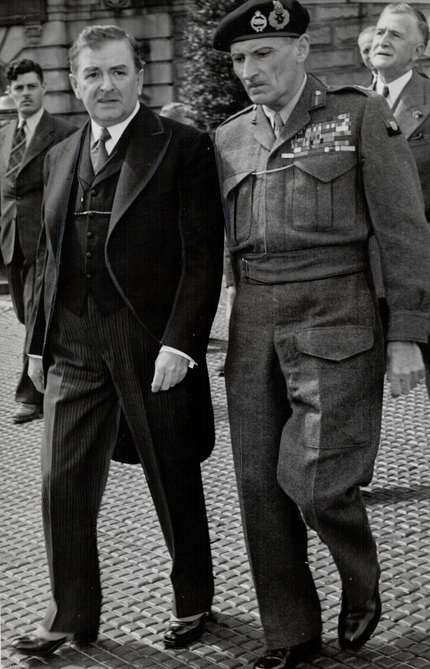 Maurice Duplessis québeci miniszterelnök (balra) és Bernard Montgomery brit tábornagy a tartományi parlamentnél 1946-ban, a La Grande Noirceur idején.