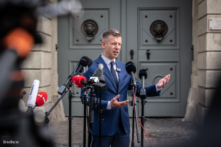 Magyar Péter a Sándor-palotában tett látogatása után sajtótájékoztatót tart 2026. április 15-én