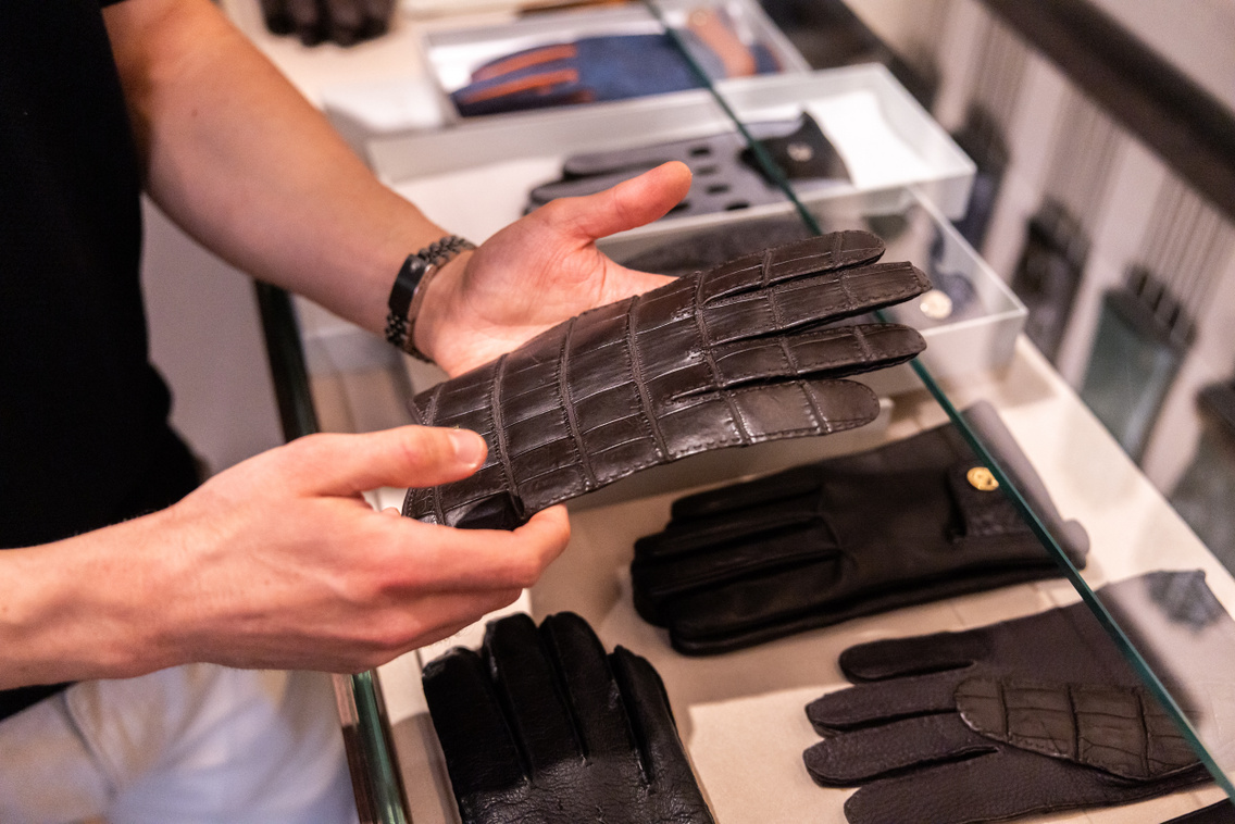 A másfél milliós krokodilbőr kesztyű