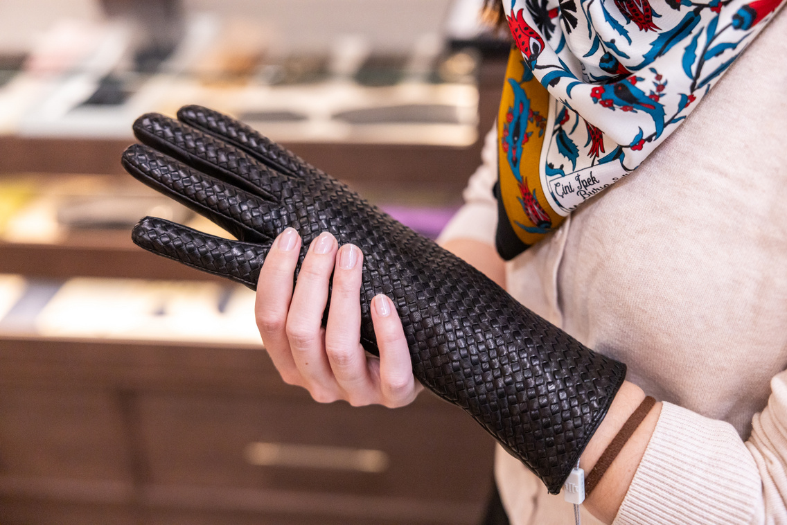 Az egyik legmunkásabb, fűzéssel készülő kesztyű