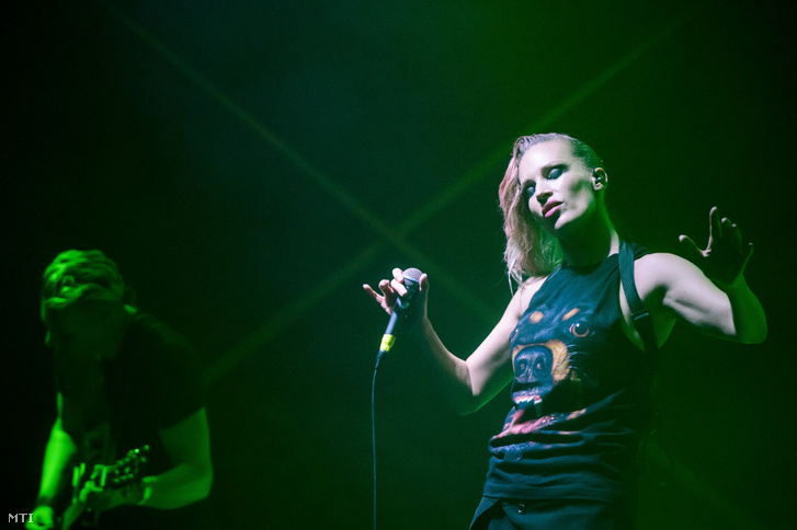 Pásztor Anna az Anna and the Barbies együttes koncertjén a Feszt!Eger könnyűzenei fesztiválon a Bolyki-völgyben 2019. május 31-én