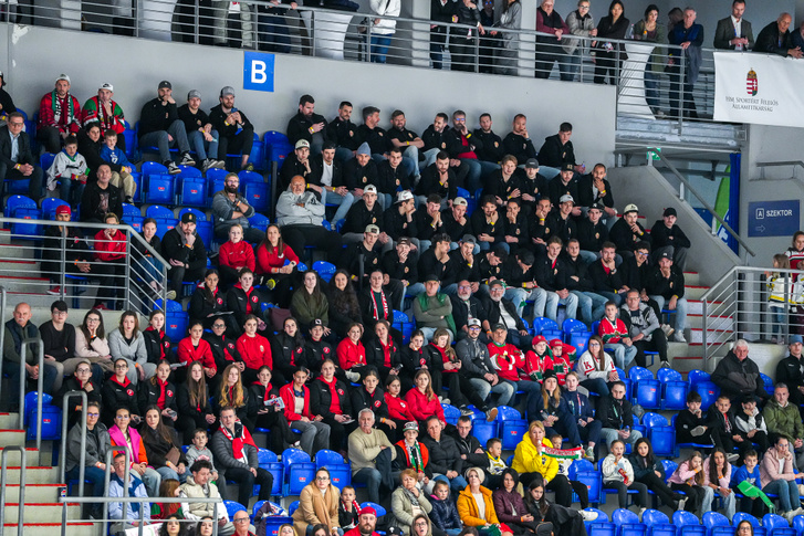 A női mérkőzést a helyszínen tekintette meg a magyar férfiválogatott, amely csütörtökön Újpesten a lengyelek ellen játssza első felkészülési találkozóját az elit vb-re hangolva
