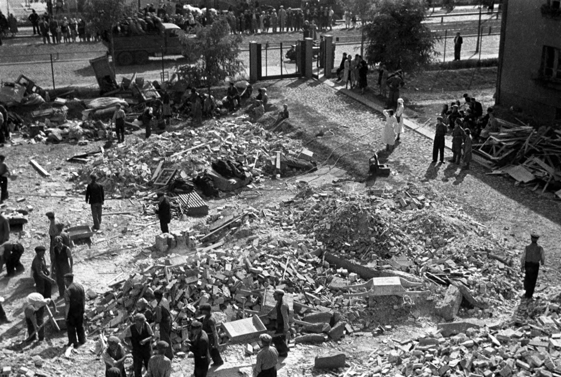 Szétbombázott varsói utca a háború első napjaiban (1939)