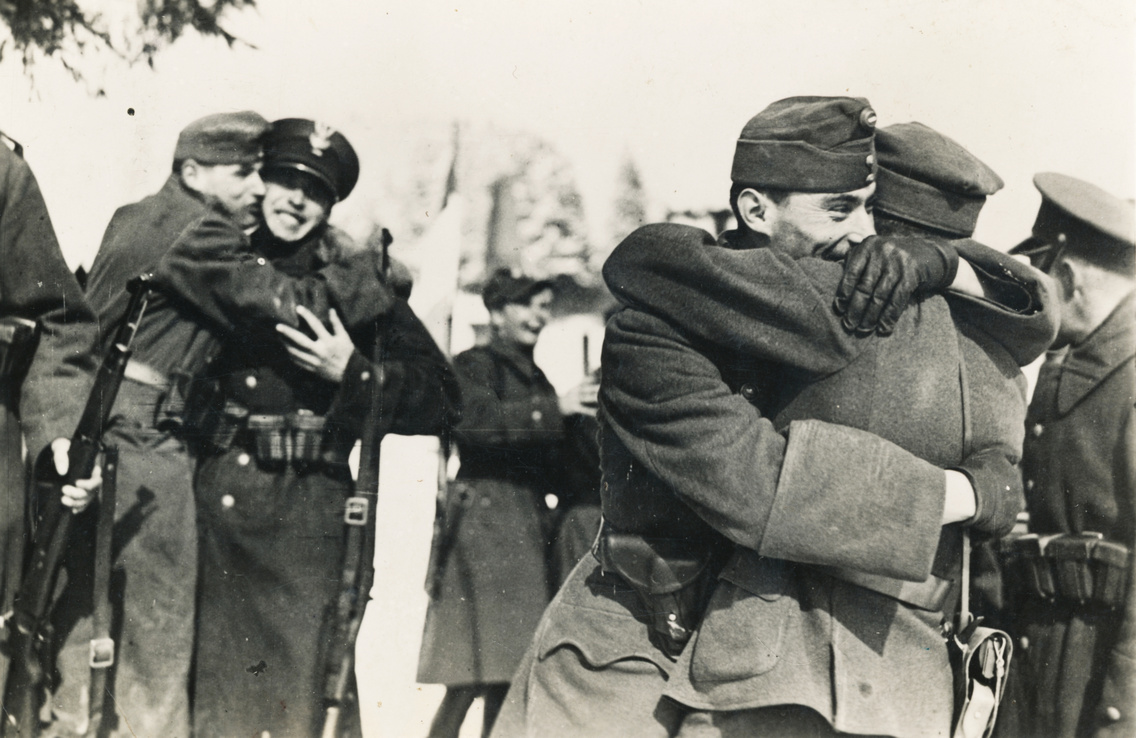 A lengyel–magyar határon lengyel és magyar katonák üdvözlik egymást (1939)