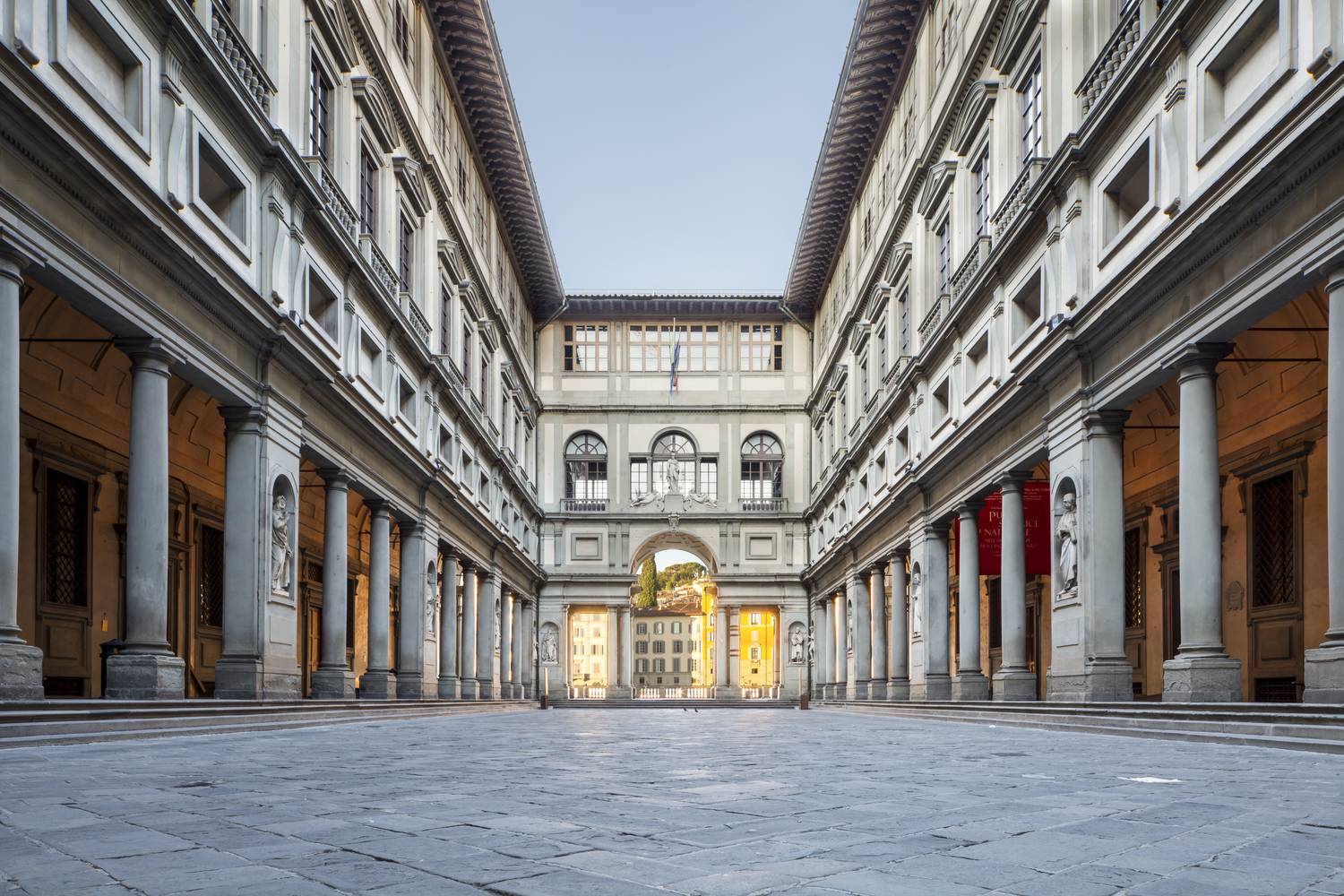 Az Uffizi Galéria Firenze egyik legjelentősebb művészeti múzeuma, és a reneszánsz festészet egyik legfontosabb gyűjteményének ad otthont. Olyan mesterek művei láthatók itt, mint Botticelli, Leonardo da Vinci, Michelangelo és Raffaello. A gyűjtemény a Mediciek hagyatékából alakult ki, és ma a világ egyik leglátogatottabb múzeuma.