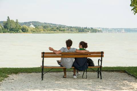 Lebontanak egy épületet, bővül a bejárható vízparti szakasz Balatonkenesén