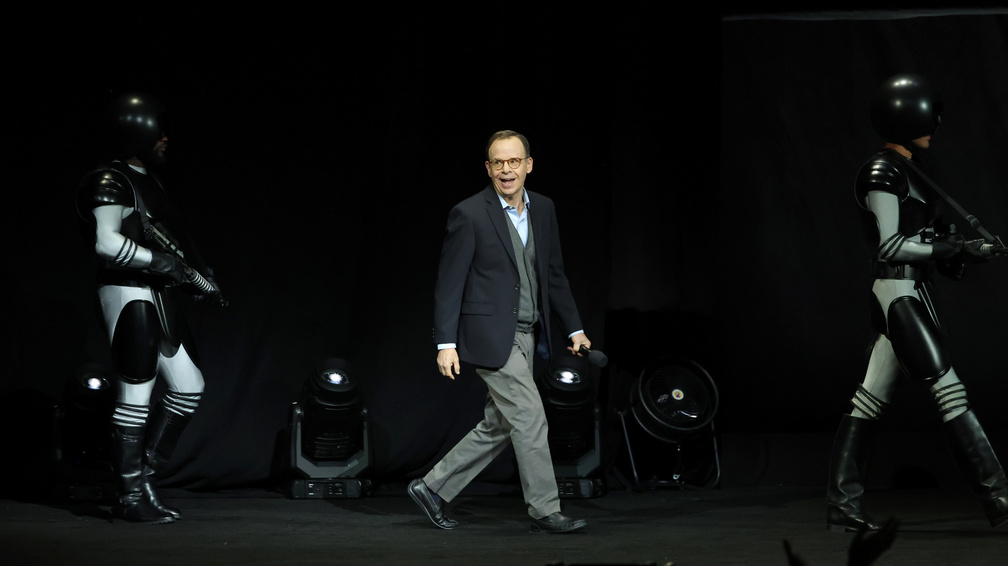 30 évvel az eltűnése után tér vissza a vászonra Hollywood kedvenc színésze, ebben a filmben láthatjuk újra