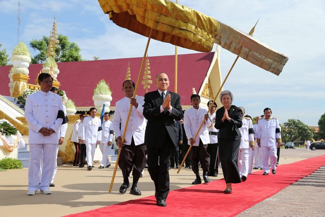 Rákbeteg a kambodzsai király, az&nbsp;ország autoriter vezetője vette át&nbsp;a&nbsp;feladatait