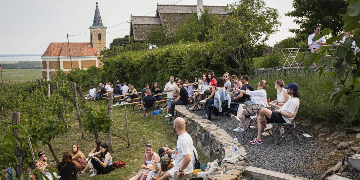 8 balatoni program tavaszra, ahol koccintásra csábít a hangulat