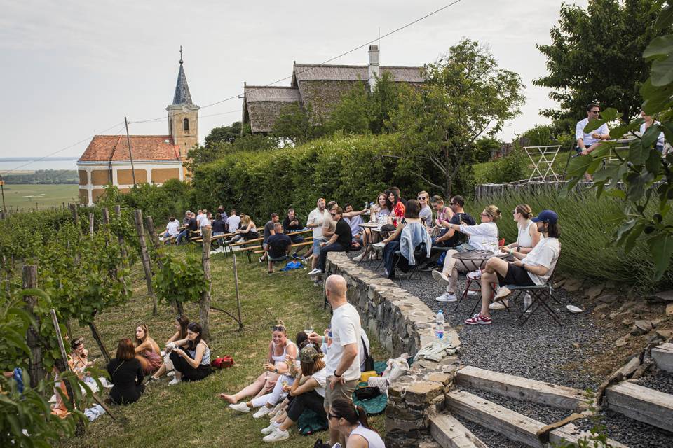 8 balatoni program tavaszra, ahol koccintásra csábít a hangulat