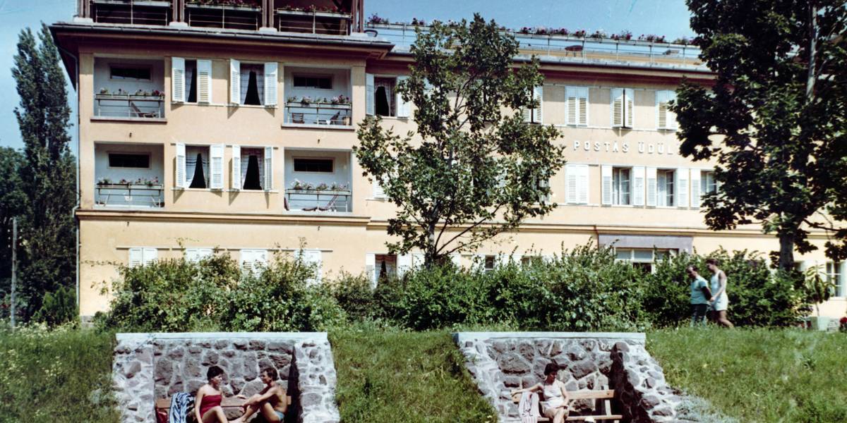 6 éve üresen áll, most elárverezik a balatonalmádi postásüdülőt