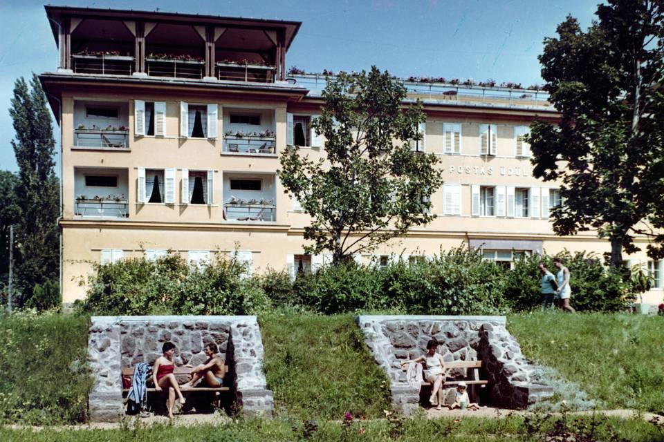 6 éve üresen áll, most elárverezik a balatonalmádi postásüdülőt