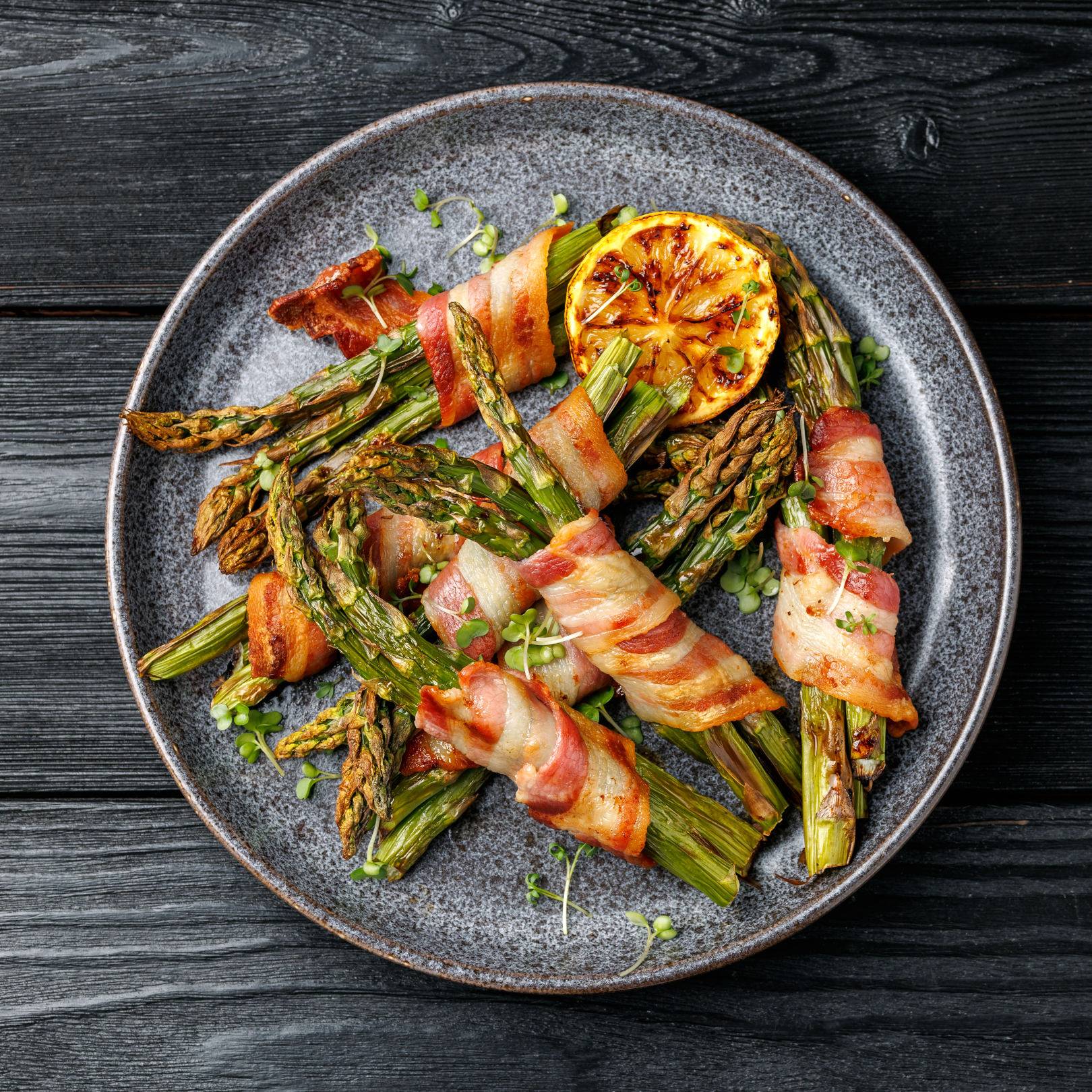 Baconbe tekert spárga.