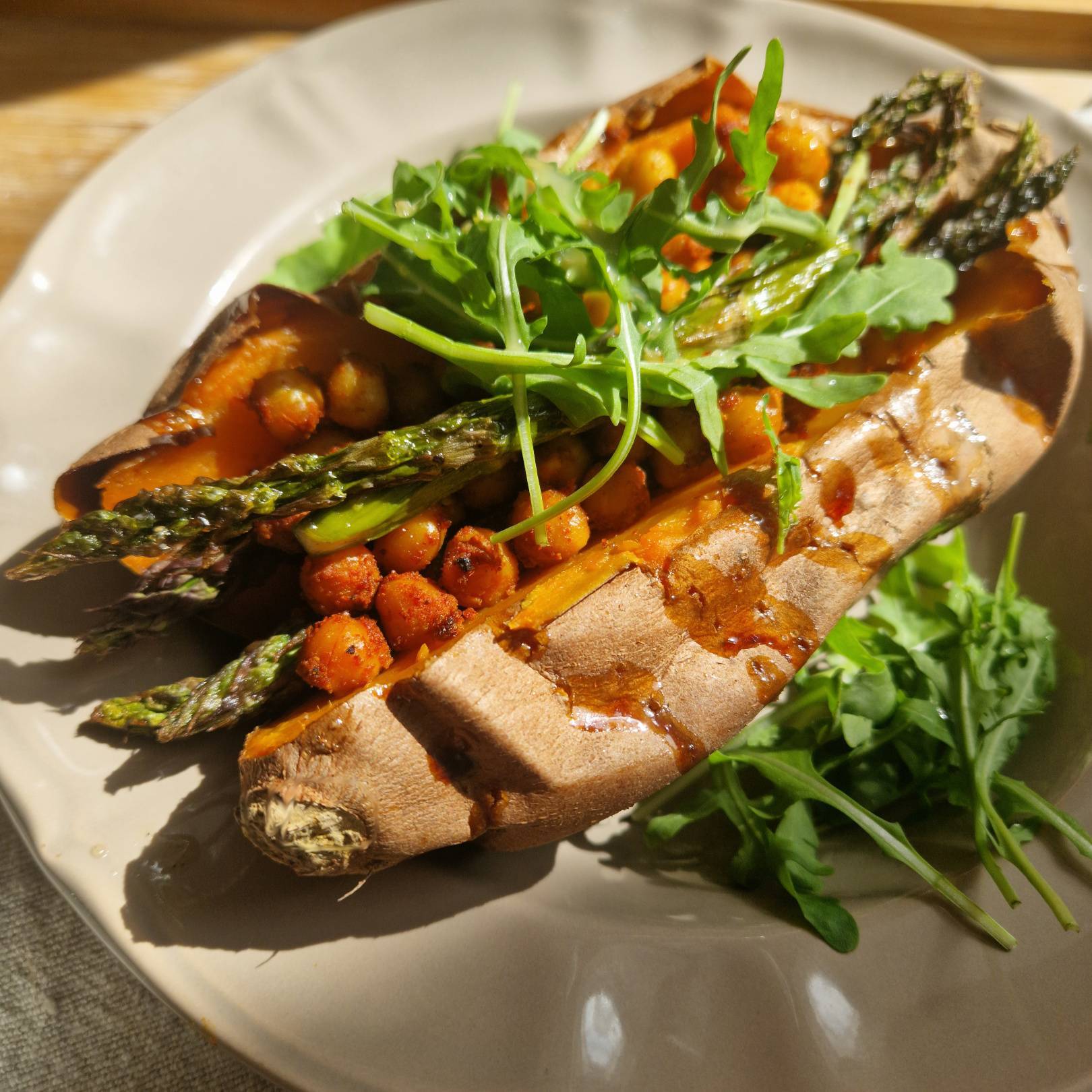 Spárgával és csicseriborsóval töltött édesburgonya.